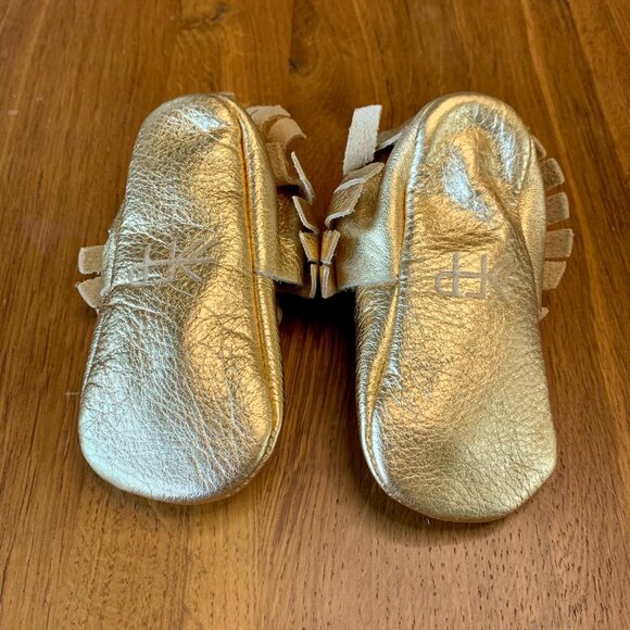 FRESHLY PICKED Gold Baby Moccasins 6 Fringe Leather Soft Sole Infant Moccs Shoes - Picture 4 of 7